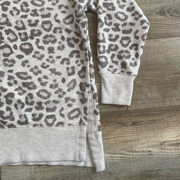 GreenTea Small Gray Leopard Animal Print Split Hem Pullover Casual Sweater - Picture 4 of 9